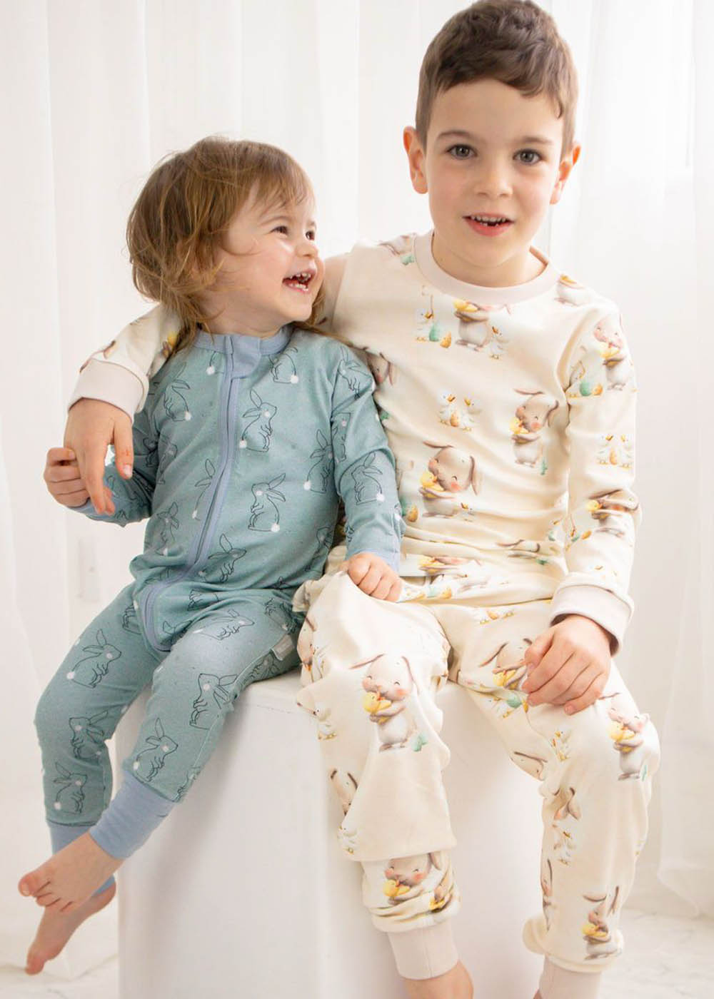 Әдемі аққұбалар сізді олардың аяқтарын сүйді